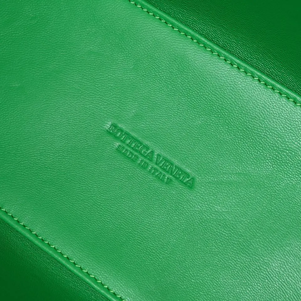 Batch 1760 medium arco, BottegaVeneta# official website latest cowhide leather with inner sheepskin SLIP tote handbag, and the logo has been changed to the side panel😍The oversized woven design really makes it a huge gap from ordinary tote bags🔗🔗Different color combinations inside and outside ⛓Daniel Lee leads the brand's DNA to continue to evolve with fresh inspiration🧬🧬showing a balanced style of luxury and reality👉: 30*20*12 Model: 9893# Delete Remove Download Refresh Pin Edit Share with one click